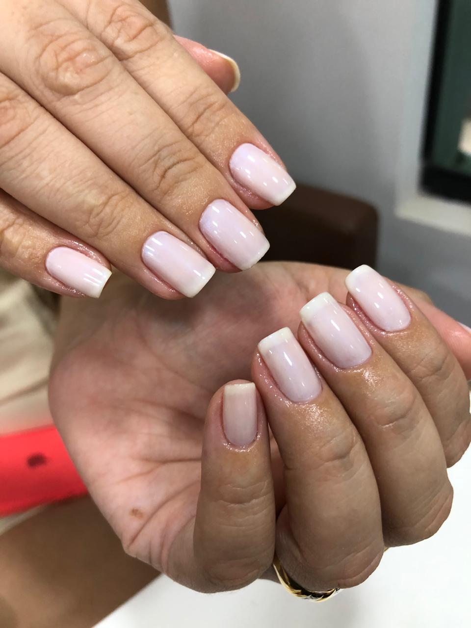 Unhas em gel nude claro quadradas feitas por nail designer em Sorocaba