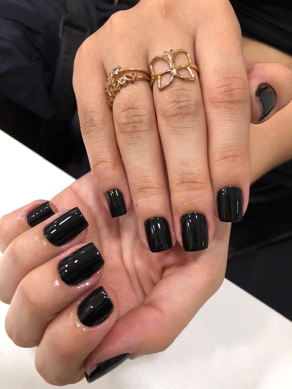 Unhas em gel pretas com brilho espelhado em Sorocaba