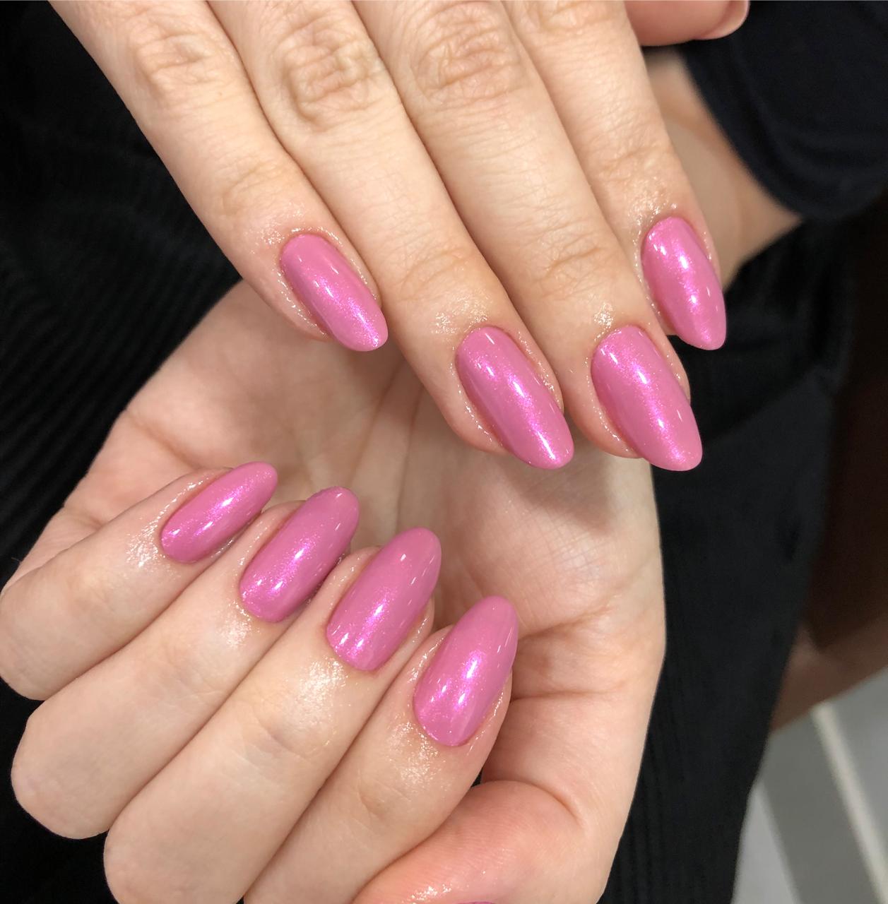 Unhas em gel rosa formato amêndoa em Sorocaba
