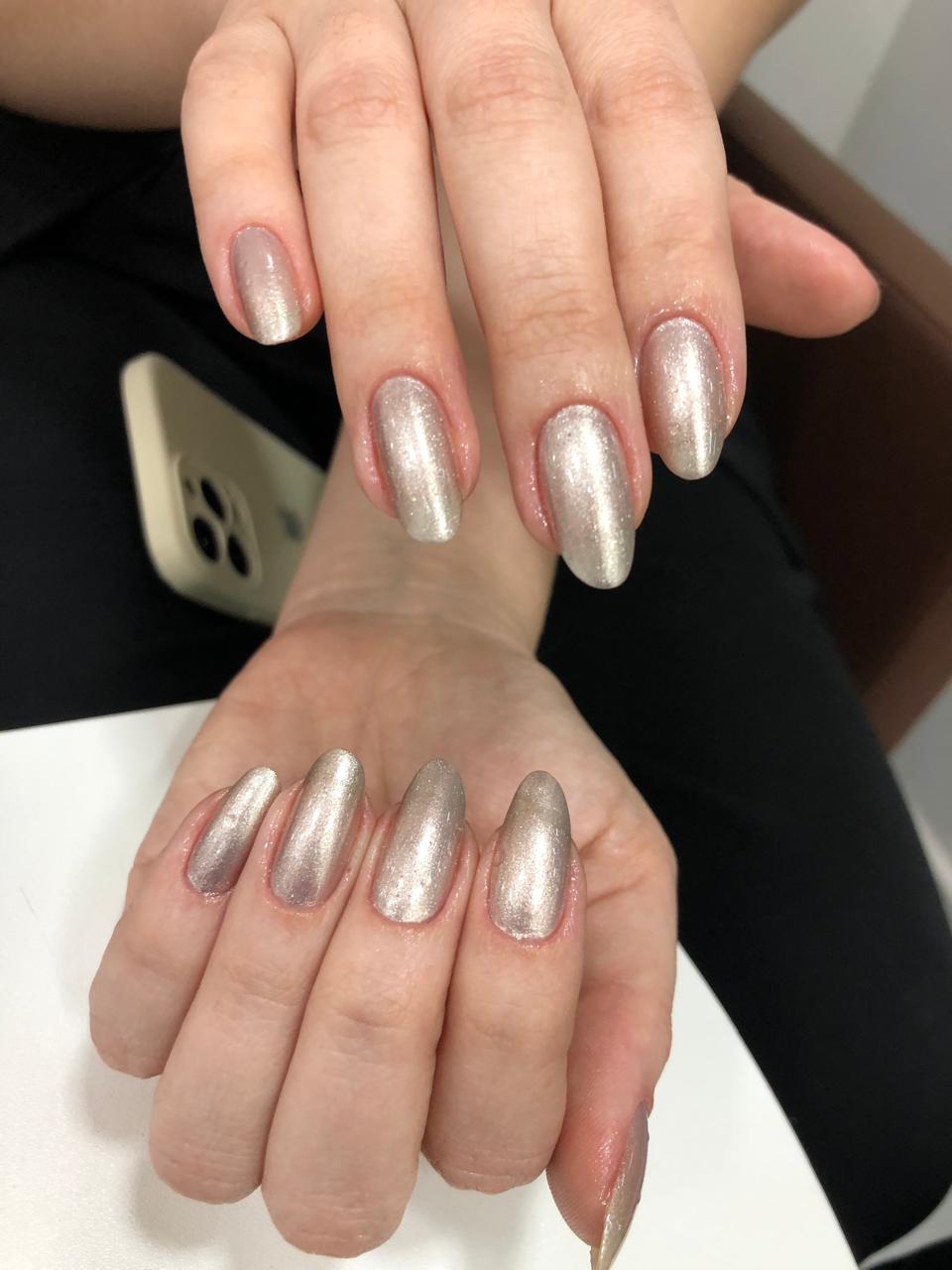 Unhas em gel com efeito cromado prata espelhado em Sorocaba
