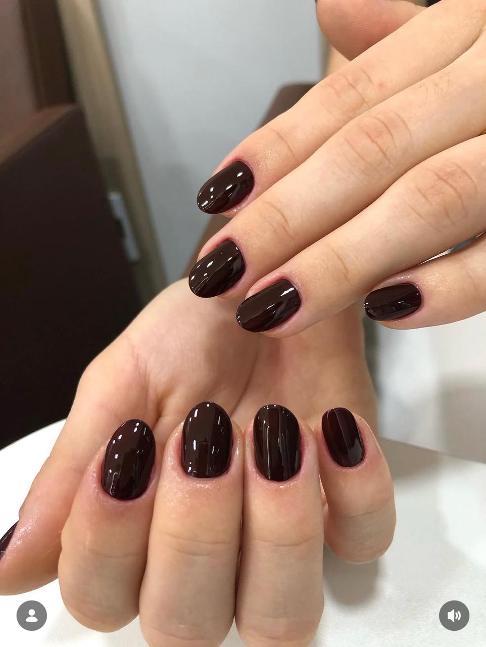 Unhas em gel cor vinho com acabamento impecável em Sorocaba