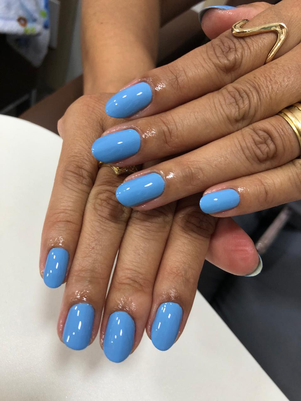 Unhas em gel azul serenity formato amêndoa em Sorocaba