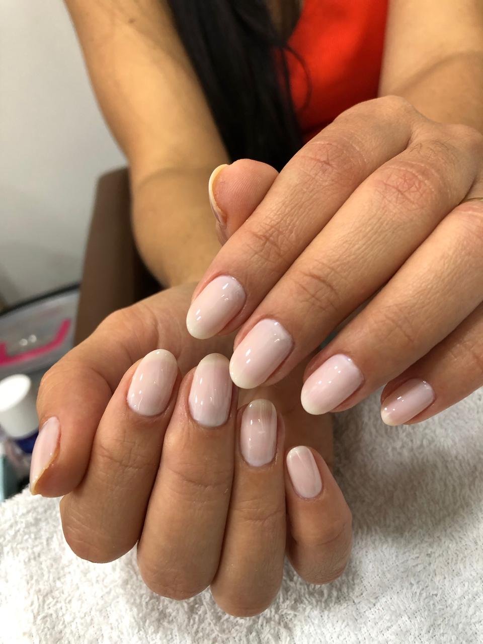Unhas em gel nude leitoso (milky nails) em Sorocaba