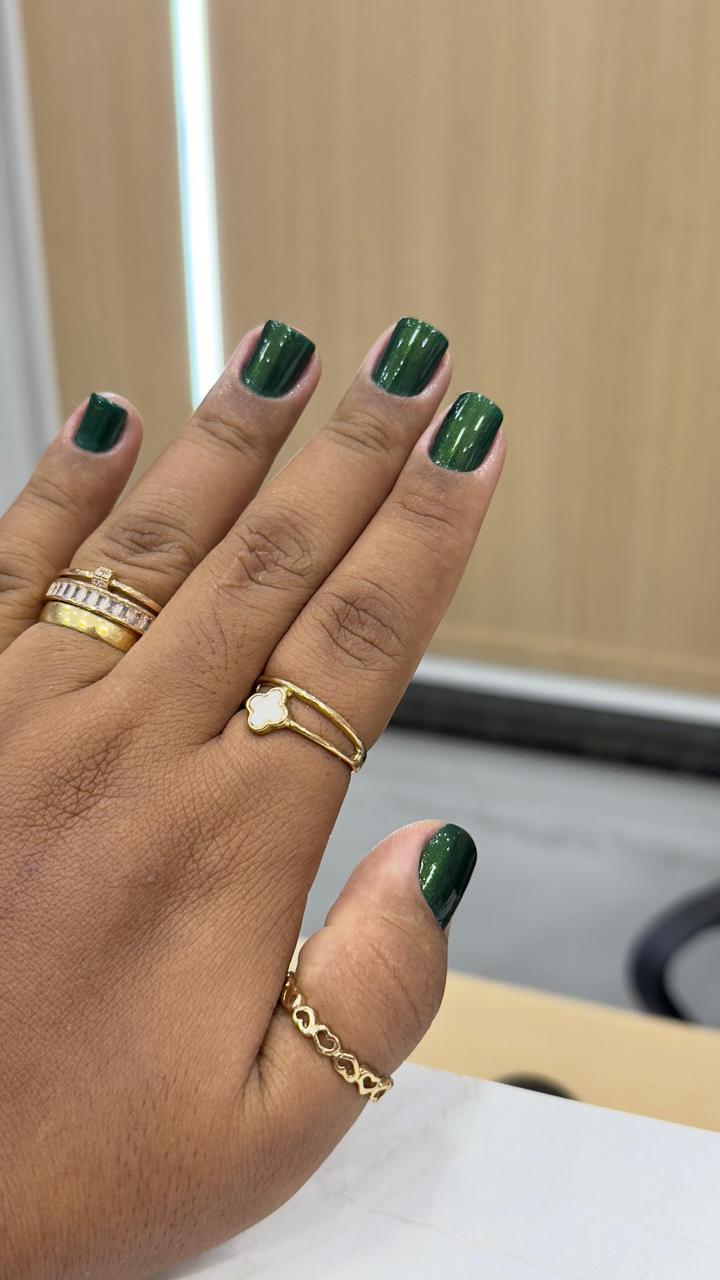 Unhas em gel verde escuro em Sorocaba