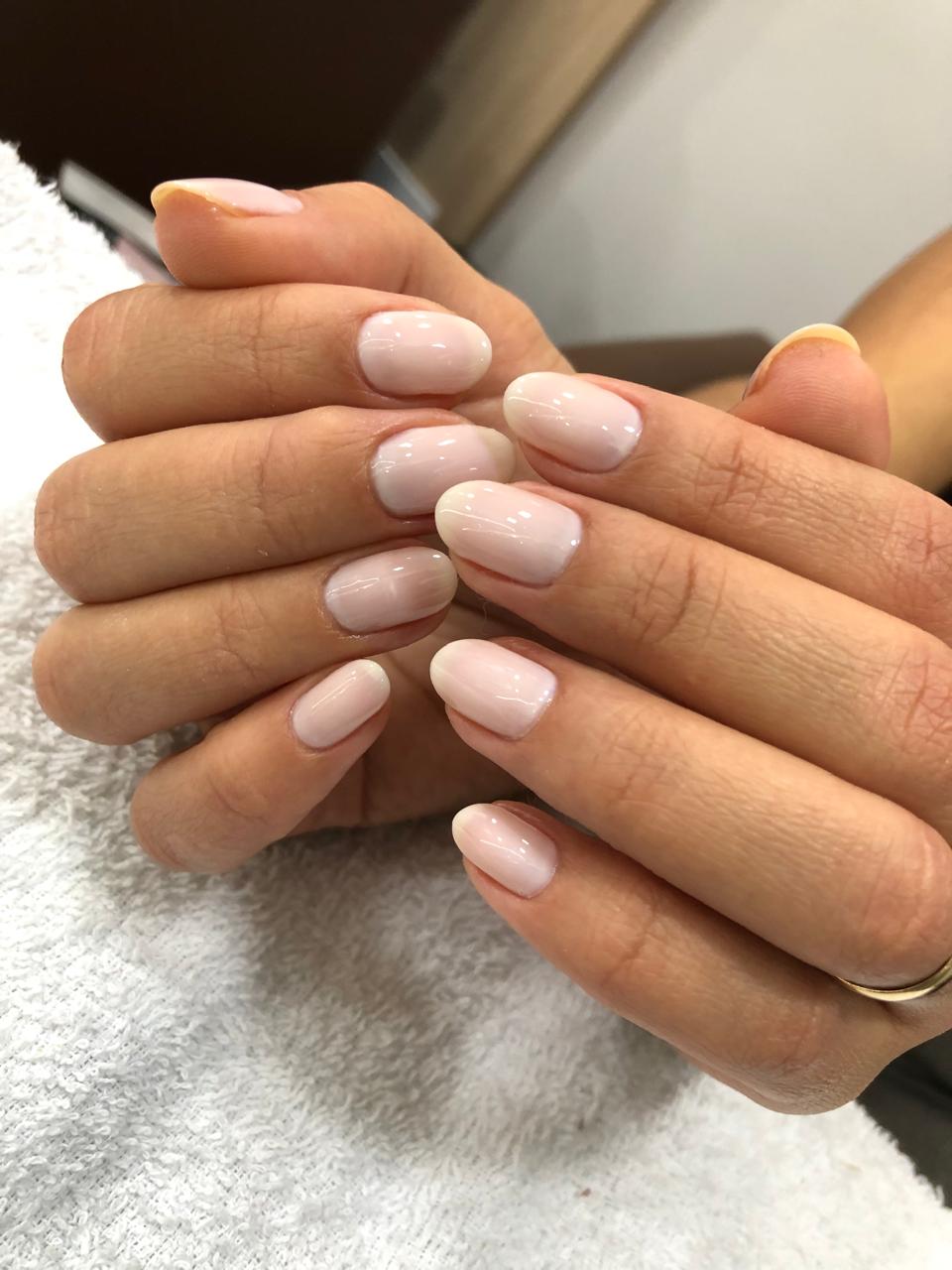 Manicure com unhas nude naturais em Sorocaba