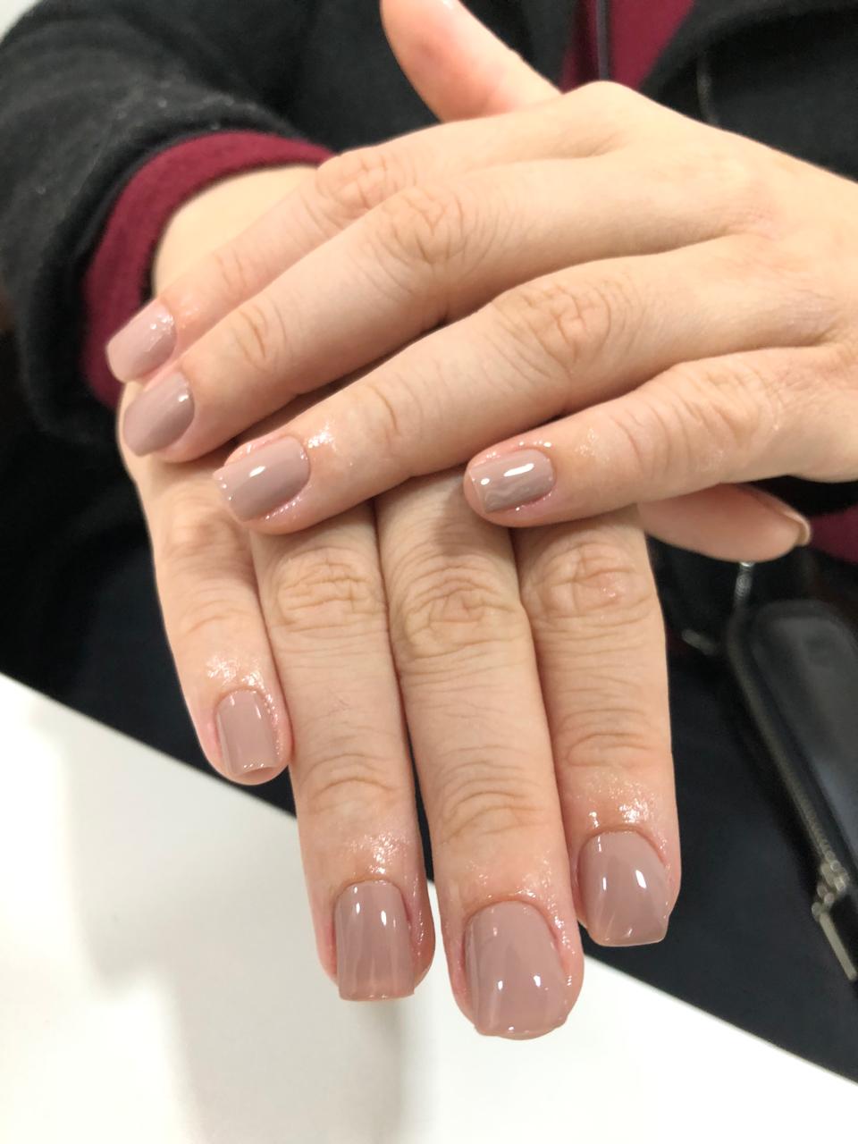 Unhas em gel nude taupe em Sorocaba